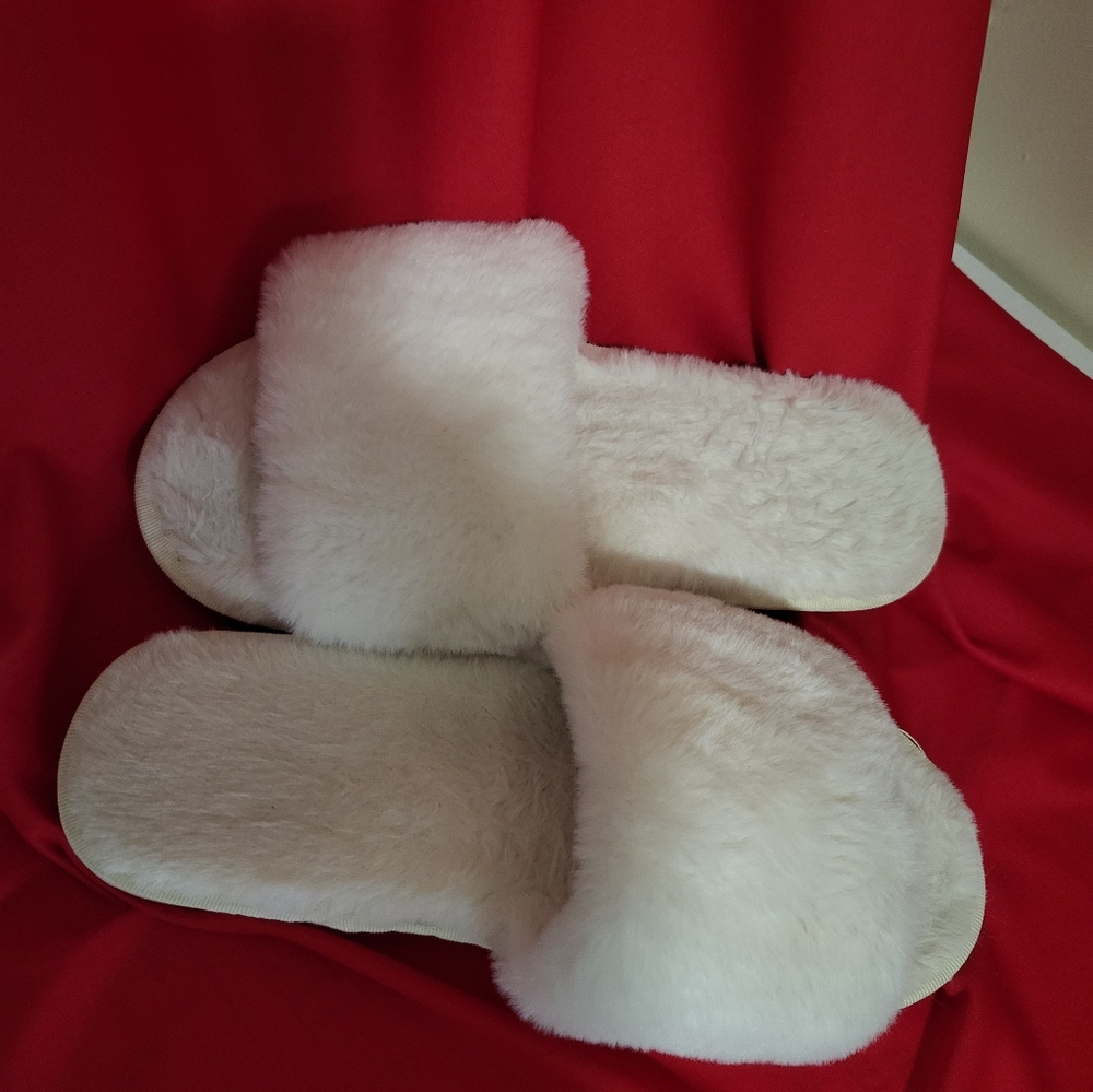 White fluffy slip on slippers women's 8 - 9 #1348
